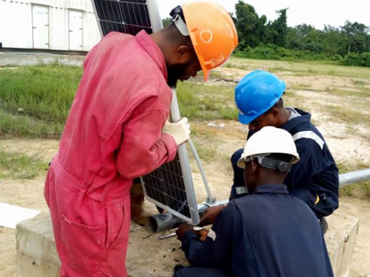 installing solar street lights